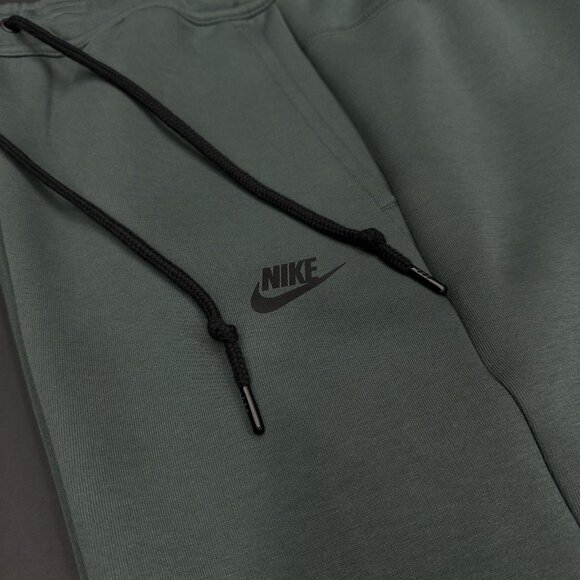 Nike Sportswear Tech Fleece Shorts Green Black FB8171-338 Men’s Sizes - Picture 2 of 7